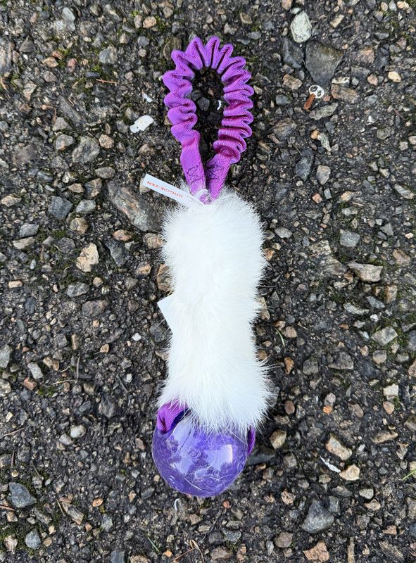 Elastisk lommekampis kanin med KONG Squeezz